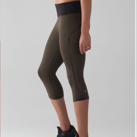 Lululemon Green and Black Smooth Stride Crop - Picture 1 of 16